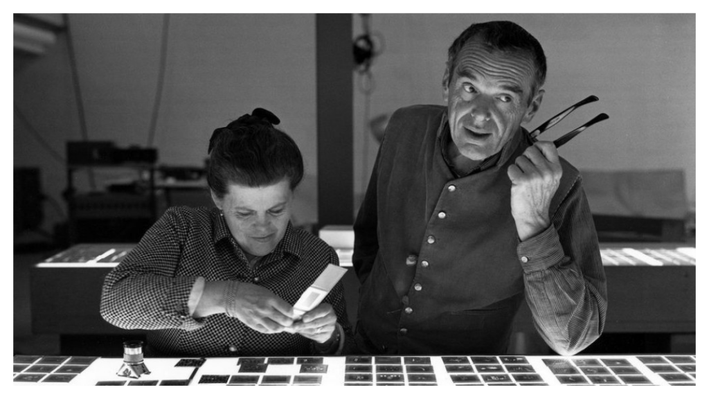 Fotografía en blanco y negro de Charles y Ray Eames